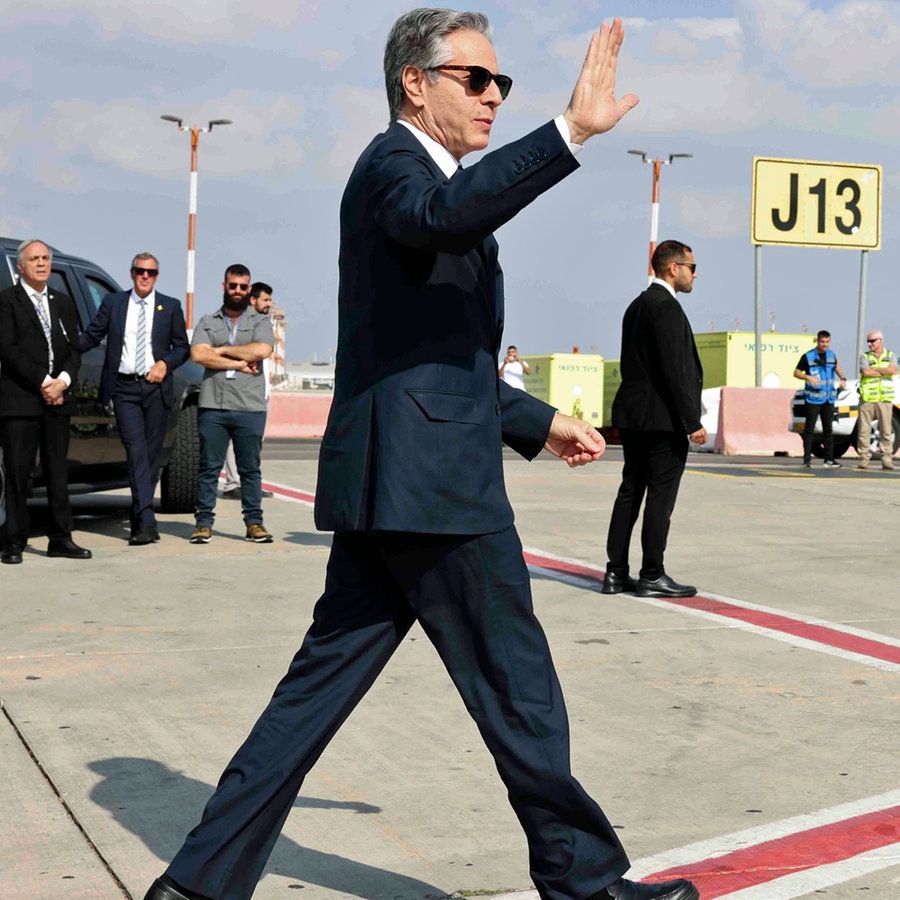 US-Außenminister Antony Blinken läuft vor der Abreise über das Rollfeld eines Flughafens in Tel Aviv (Israel).. © Pool Reuters/AP/dpa Foto: Kevin Mohatt