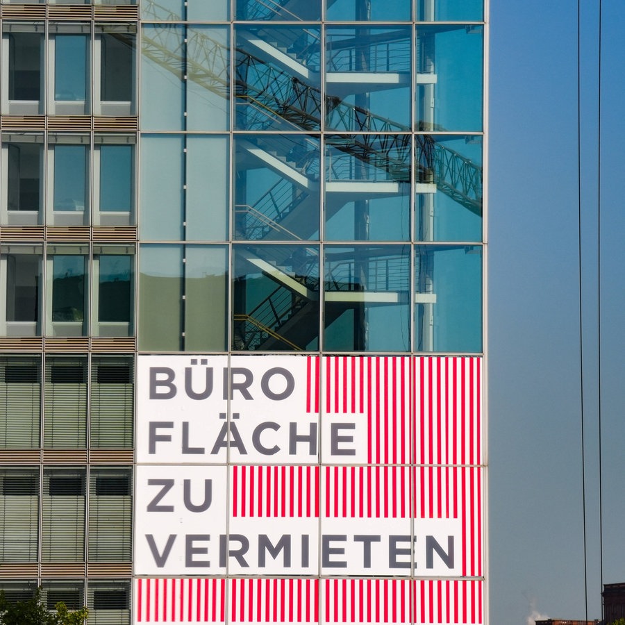 Ein Bürogebäude mit einem großen Plakat: Bürofläche zu vermieten. © imago images 