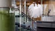 Der Bundesadler im Plenarsaal im Bundestag im Reichstagsgebäude. © Geisler-Fotopress Foto: Christoph Hardt