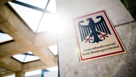 "Generalbundesanwalt beim Bundesgerichtshof" steht auf einem Schild am Eingang zum Gebäude der Bundesanwaltschaft. © dpa Foto: Christoph Schmidt