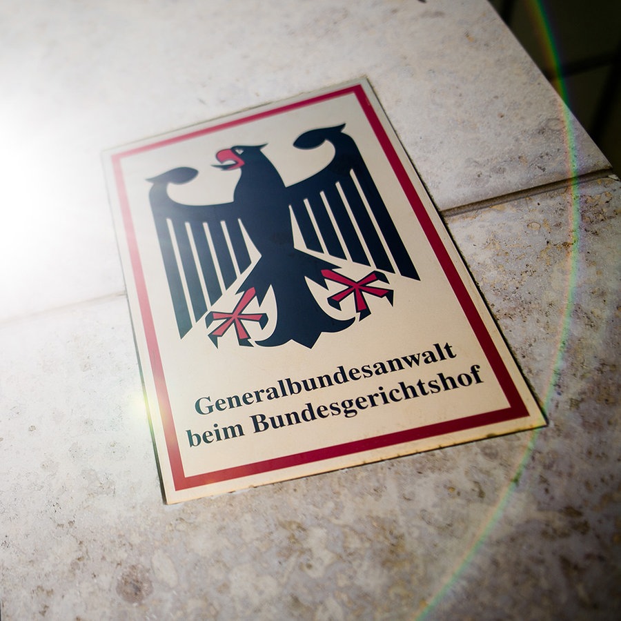 "Generalbundesanwalt beim Bundesgerichtshof" steht auf einem Schild am Eingang zum Gebäude der Bundesanwaltschaft. © dpa Foto: Christoph Schmidt