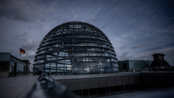 Die Kuppel am Bundestag,
aufgenommen während den ersten Fraktionssitzungen
nach der Bundestagswahl. © picture alliance Foto: Michael Kappeler