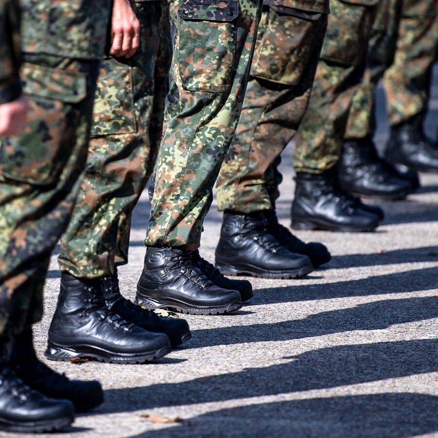 Soldaten der Bundeswehr stehen auf dem Appellplatz © picture alliance/dpa | Sina Schuldt Foto:  Sina Schuldt