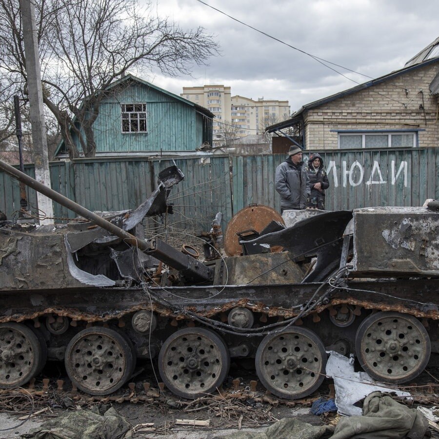 Zerstörter russischer Panzer in Butscha in der Ukraine © picture alliance Foto: Narciso