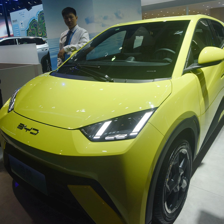 Menschen besuchen den Stand von BYD auf einer Automesse in Hangzhou in der ostchinesischen Provinz Zhejiang, Dienstag, 11. Juni 2024. © picture alliance / Photoshot 