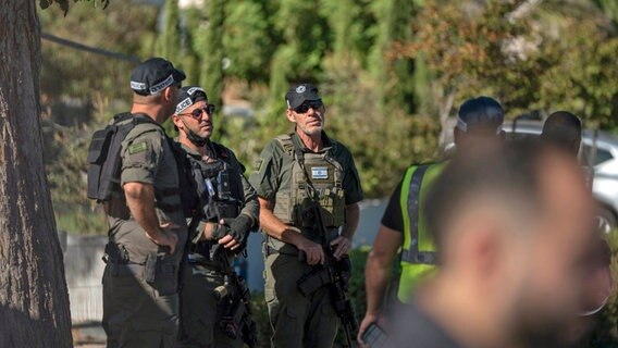 Israelische Sicherheitskräfte stehen am Ort eines Drohnenangriffs der Hisbollah aus dem Libanon auf die israelische Stadt Caesarea auf das Haus von Ministerpräsident Benjamin Netanjahu. © dpa Foto: Ilia Yefimovich