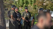 Israelische Sicherheitskräfte stehen am Ort eines Drohnenangriffs der Hisbollah aus dem Libanon auf die israelische Stadt Caesarea auf das Haus von Ministerpräsident Benjamin Netanjahu. © dpa Foto: Ilia Yefimovich