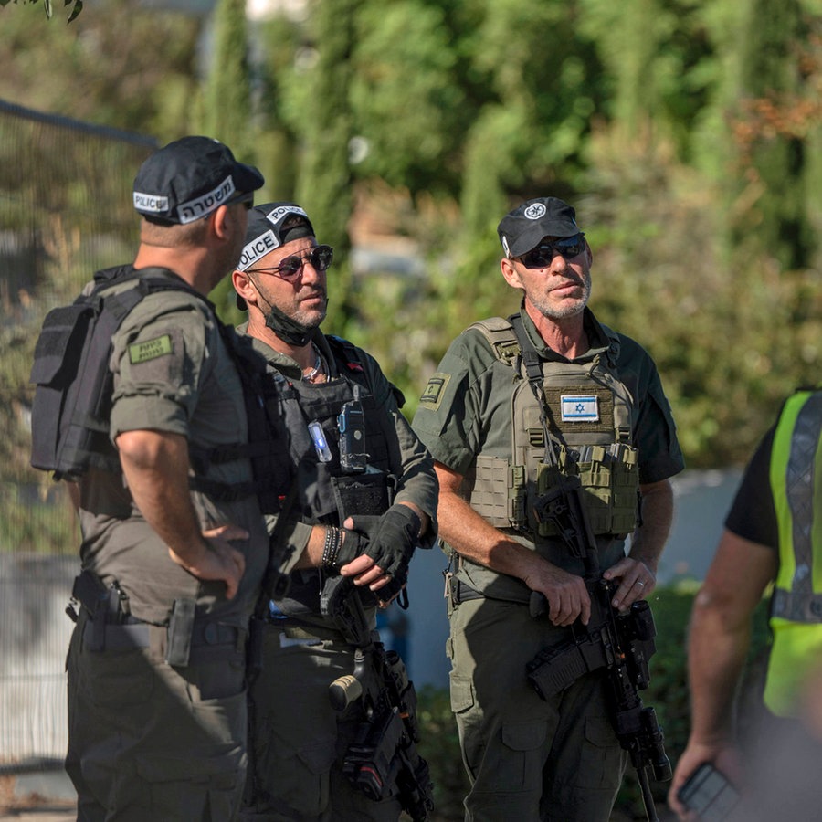 Israelische Sicherheitskräfte stehen am Ort eines Drohnenangriffs der Hisbollah aus dem Libanon auf die israelische Stadt Caesarea auf das Haus von Ministerpräsident Benjamin Netanjahu. © dpa Foto: Ilia Yefimovich