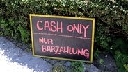 Blick auf ein Hinweis Schild: Cash only, Nur Barzahlung. © picture alliance Foto: Ulrich Wagner