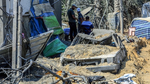 Vertriebene Palästinenser kehren in ihre zerstörten Zelte zurück, um ihre Habseligkeiten nach einem israelischen Bombenangriffs auf das Lager Al-Mawasi in Chan Junis zu begutachten. © dpa Foto: Abed Rahim Khatib