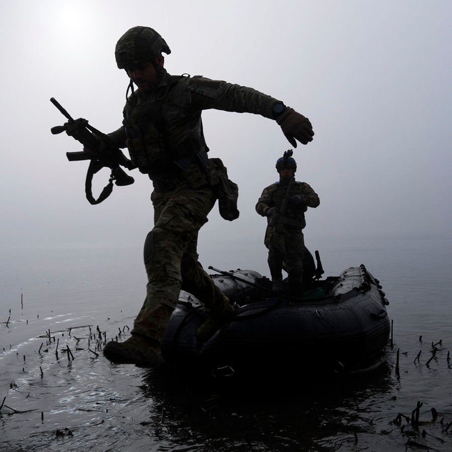 Ein ukrainischer Soldat springt am Ufer des Dnipro-Flusses an der Frontlinie nahe Cherson aus dem Boot. © AP/dpa Foto: Mstyslav Chernov