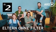 Das Cover zum Podcast "Eltern ohne Filter" zeigt zwei Väter und zwei Mütter zusammen sitzend. © BR2 