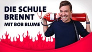 Das Cover des Podcasts "Die Schule brennt" zeigt den Host Bob Blume mit einem Feuerlöscher im Nacken haltend. © SWR3 