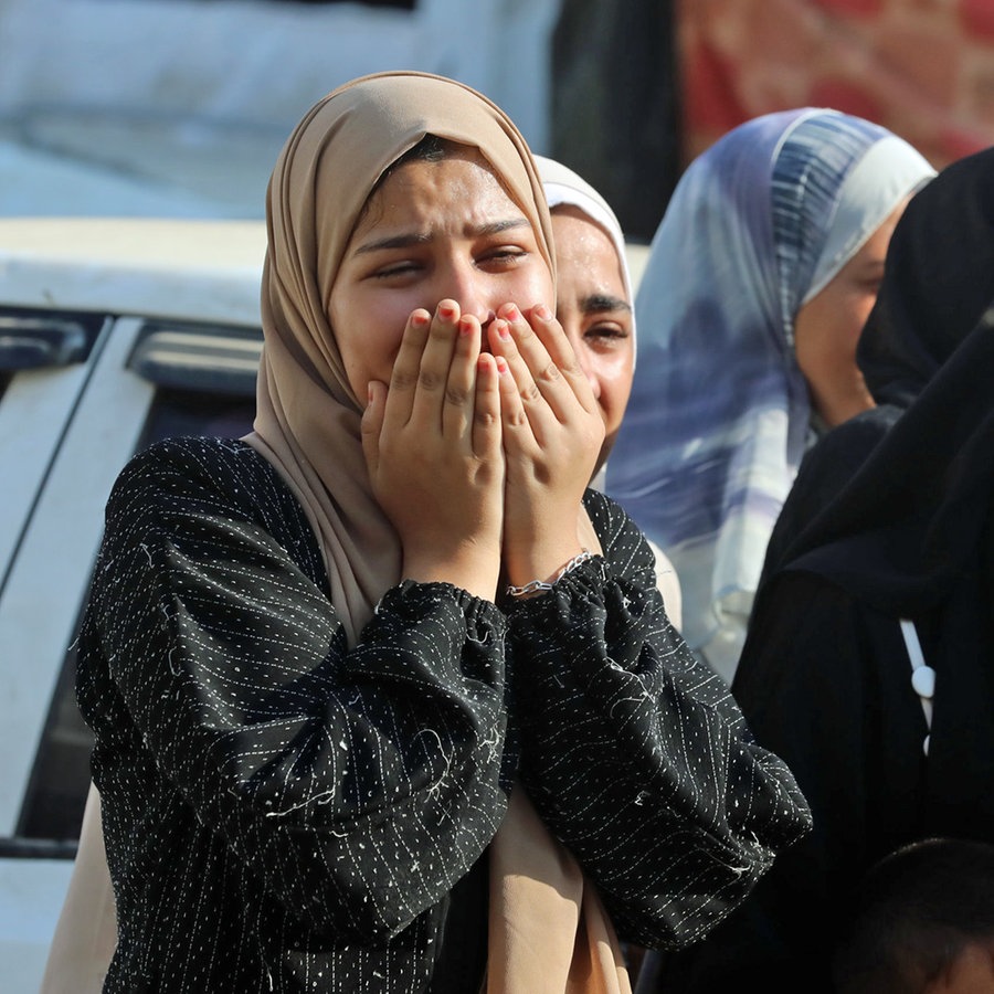 Angehörige von bei einem israelischen Angriff getöteten Palästinensern trauern in Dair El-Balah. © APA Images/ZUMA Press Wire/dpa Foto: Omar Ashtawy