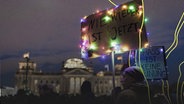 Teilnehmer mit Schildern "Nie wieder ist jetzt" und "Hass ist keine Meinung" bei der Demonstration "Demokratie verteidigen: Zusammen gegen Rechts" auf dem Platz der Republik vor dem Bundestag. © picture alliance Foto: Ben Kriemann