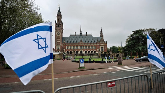 Vor dem Internationalen Gerichtshof (IGH) in Den Haag wehen israelische Fahnen am Strßenrand. © ANP/dpa Foto: Lina Selg