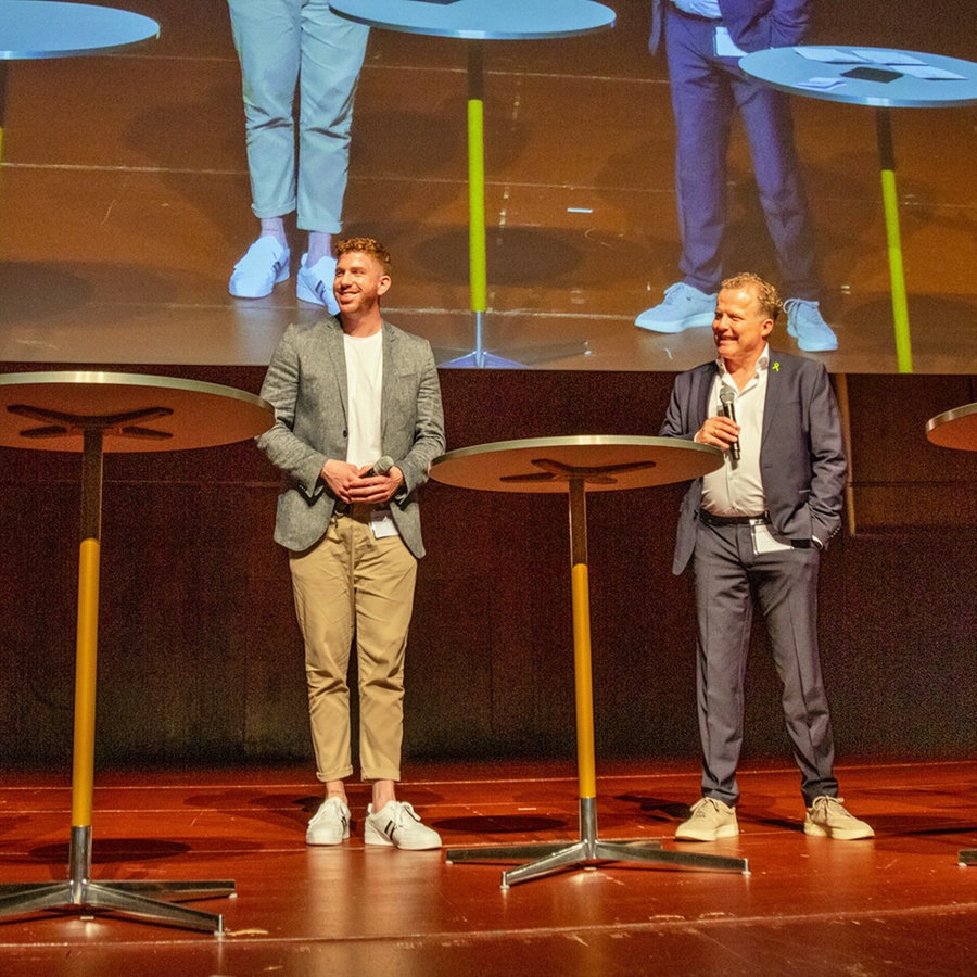 Professor Ulrich Hegerl, Lars Tönsfeuerborn, Frank Mercier und Harald Schmidt (von links nach rechts) stehen auf der Bühne beim 6. Deutschen Patientenkongress Depression in Frankfurt am Main. © Holger Peters 