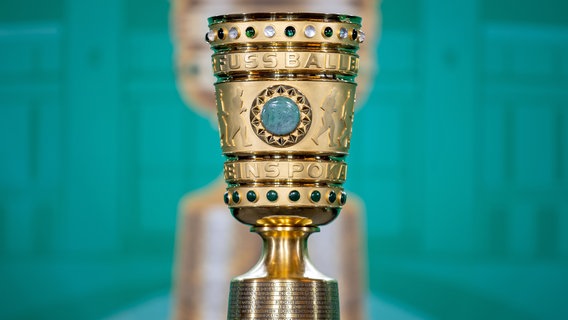 Der DFB-Pokal für das Endspiel der Männer. © dpa Foto: Andreas Gora