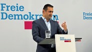 Der FDP Generalsekretär, Bijan Djir-Sarai, spricht bei einer Pressekonferenz nach den Gremiensitzungen der Liberalen. © dpa Foto: Carsten Hoffmann