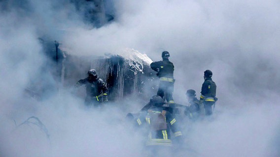 Auf diesem vom ukrainischen Notdienst zur Verfügung gestellten Bild löschen Feuerwehrleute ein Feuer nach einem russischen Raketenangriff in der Region Dnipropetrowsk. © Uncredited/Ukrainian Emergency Service/AP/dpa 