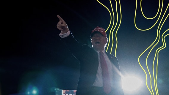 Der republikanische Präsidentschaftskandidat Donald Trump trägt eine Kappe mit dem Slogan "Make America great again" und zeigt auf Unterstützer. © picture alliance Foto: Alex Brandon