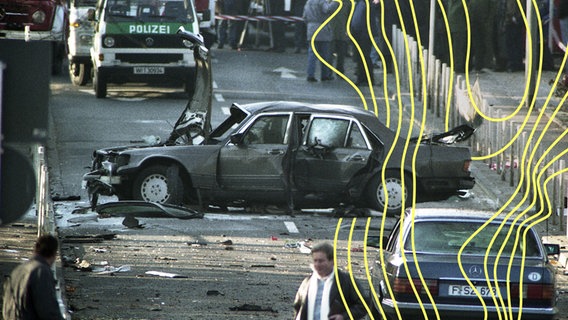 Das beschädigte Auto des deutschen Bankiers Alfred Herrhausen ist am Donnerstag, den 30. November 1989, in Bad Homburg, Deutschland, abgebildet, nachdem eine Bombe es zerstört und den Bankier getötet hat. © picture alliance Foto: Udo Weitz