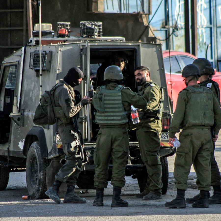 Während einer groß angelegten israelischen Militäroperation ist eine israelische Infanterieeinheit im Zentrum des Flüchtlingslagers Far'a in Dschenin im Westjordanland. © SOPA Images via ZUMA Press Wire/dpa Foto: Nasser Ishtaye