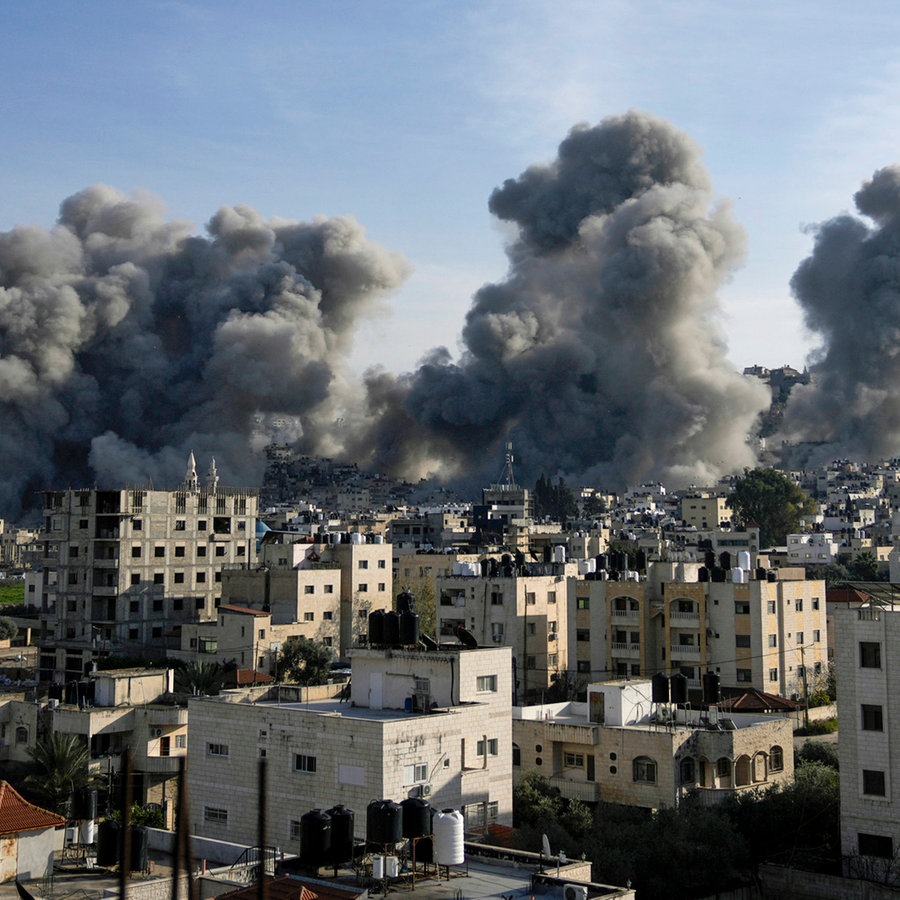 Nach einer Explosion der israelischen Armee, die nach eigenen Angaben von militanten Palästinensern genutzte Gebäude im Flüchtlingslager Dschenin im Westjordanland zerstörte, steigt Rauch auf. © AP/dpa Foto: Majdi Mohammed