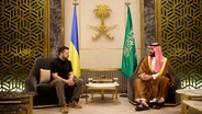 Der saudische Kronprinz Mohammed bin Salman (rechts) trifft sich mit dem ukrainischen Präsidenten Wolodymyr Selenskyj (links) in Dschidda (Saudi-Arabien). © AP/dpa Foto: Uncredited/Ukrainian Presidential Press Office