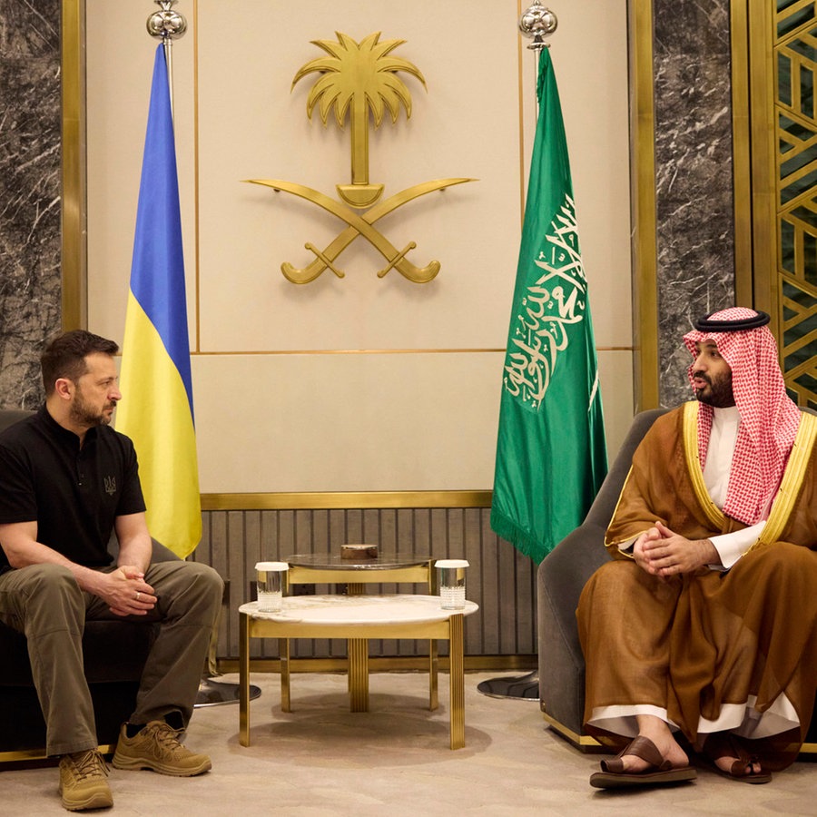 Der saudische Kronprinz Mohammed bin Salman (rechts) trifft sich mit dem ukrainischen Präsidenten Wolodymyr Selenskyj (links) in Dschidda (Saudi-Arabien). © AP/dpa Foto: Uncredited/Ukrainian Presidential Press Office