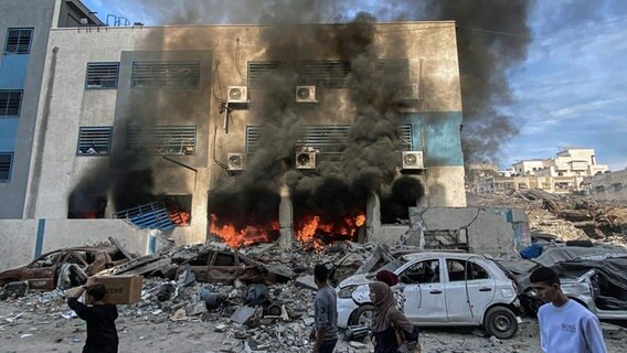 Rauch und Feuer sind nach einem israelischen Luftangriff im Stadtteil el-Rimal (Gazastreifen) zu sehen. © APA Images via ZUMA Press Wire/dpa Foto: Hadi Daoud