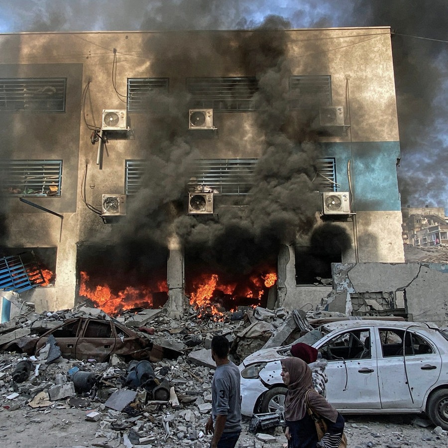 Rauch und Feuer sind nach einem israelischen Luftangriff im Stadtteil el-Rimal (Gazastreifen) zu sehen. © APA Images via ZUMA Press Wire/dpa Foto: Hadi Daoud