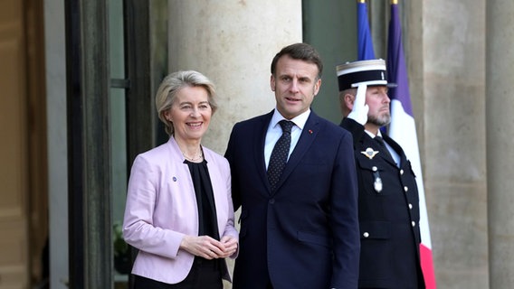 Der französische Präsident Emmanuel Macron begrüßt die Präsidentin der Europäischen Kommission, Ursula von der Leyen, bei ihrer Ankunft zu einem informellen Treffen der Staats- und Regierungschefs der wichtigsten EU-Länder und des Vereinigten Königreichs im Elyseepalast in Paris © picture alliance/dpa/AP | Aurelien Morissard Foto: Aurelien Morissard