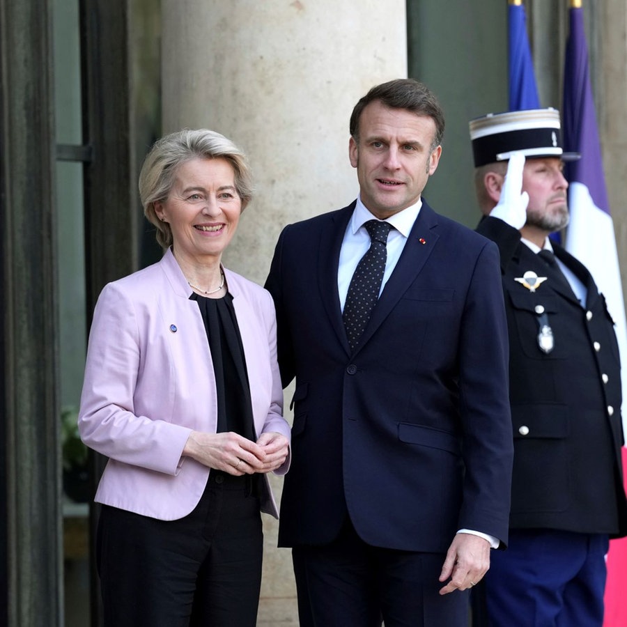 Der französische Präsident Emmanuel Macron begrüßt die Präsidentin der Europäischen Kommission, Ursula von der Leyen, bei ihrer Ankunft zu einem informellen Treffen der Staats- und Regierungschefs der wichtigsten EU-Länder und des Vereinigten Königreichs im Elyseepalast in Paris © picture alliance/dpa/AP | Aurelien Morissard Foto: Aurelien Morissard