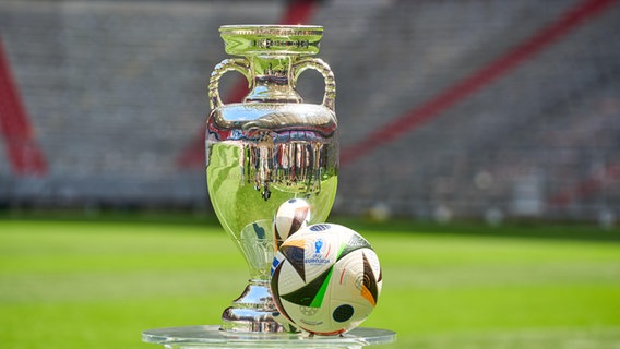 Der Henri-Delaunay-Pokal der UEFA EURO 2024 zusammen mit dem offiziellen Spielball der Fußball-Europameisterschaft von Adidas. © CHROMORANGE Foto: Michael Bihlmayer