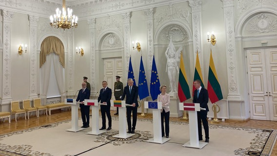 Der Präsident von Estland, Alar Karis (von links nach rechts), der Präsident von Polen, Andrzej Duda, der Präsident von Litauen, Gitanas Nauseda, die Präsidentin der EU-Kommission, Ursula von der Leyen, und der Präsident von Lettland, Edgars Rinkevics, bei ihrem gemeinsamen Pressestatement in Vilnius (Litauen). © dpa Foto: Alexander Welscher