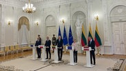 Der Präsident von Estland, Alar Karis (von links nach rechts), der Präsident von Polen, Andrzej Duda, der Präsident von Litauen, Gitanas Nauseda, die Präsidentin der EU-Kommission, Ursula von der Leyen, und der Präsident von Lettland, Edgars Rinkevics, bei ihrem gemeinsamen Pressestatement in Vilnius (Litauen). © dpa Foto: Alexander Welscher