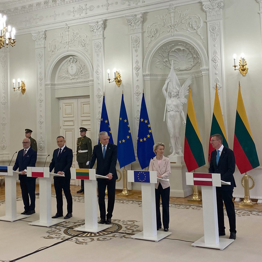 Der Präsident von Estland, Alar Karis (von links nach rechts), der Präsident von Polen, Andrzej Duda, der Präsident von Litauen, Gitanas Nauseda, die Präsidentin der EU-Kommission, Ursula von der Leyen, und der Präsident von Lettland, Edgars Rinkevics, bei ihrem gemeinsamen Pressestatement in Vilnius (Litauen). © dpa Foto: Alexander Welscher