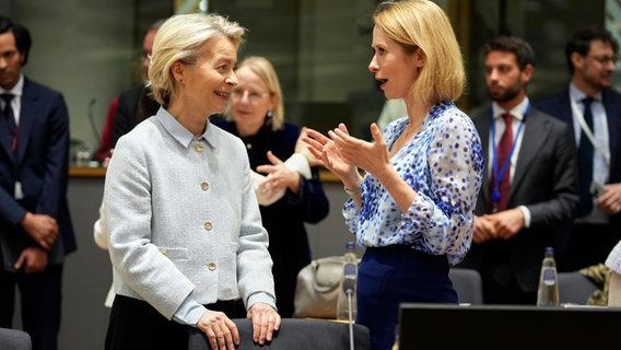 Die Präsidentin der Europäischen Kommission, Ursula von der Leyen (links), spricht mit der Leiterin der Außenpolitik der Europäischen Union, Kaja Kallas (rechts), im Gebäude des Europäischen Rates in Brüssel. © AP/dpa Foto: Virginia Mayo