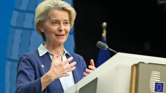 Die Präsidentin der Europäischen Kommission, Ursula von der Leyen, spricht auf einer Pressekonferenz während des EU-Gipfels. © AP/dpa Foto: Geert Vanden Wijngaert