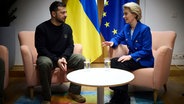 Der ukrainische Präsident Wolodymyr Selenskyj hört der Präsidentin der Europäischen Kommission Ursula von der Leyen während eines bilateralen Treffens am Sitz der Europäischen Union zu. © Ukraine Presidency/Planet Pix via ZUMA Press Wire/dpa 