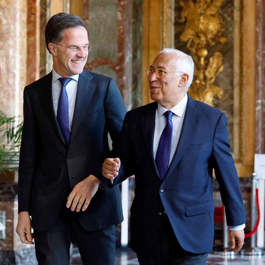 NATO-Generalsekretär Mark Rutte (links) spricht mit dem Präsidenten des Europäischen Rates, Antonio Costa (rechts), beim EU-Gipfel über das Thema Verteidigung im Egmont-Palast in Brüssel (Belgien). © Pool/AP/dpa Foto: Geert Vanden Wijngaert