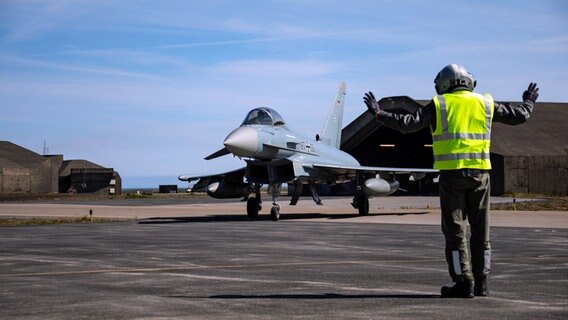 Ein Eurofighter wird aus dem Hangar manövriert. © NDR Foto: Mathias Schulze