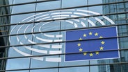 Das EU-Logo am Gebäude des Europäischen Parlaments in Brüssel (Belgien). © dpa Foto: Daniel Kalker