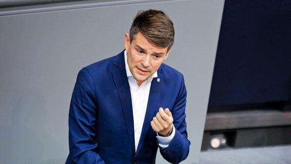 Der Abgeordnete Marcus Faber (FDP) steht am Rednerpult im Plenarsaal des deuschten Bundestages. © photothek.de Foto: Thomas Trutschel