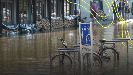 Das Wasser der Donau steht auf der Uferpromenade der Stadt © picture alliance Foto: Peter Kneffel