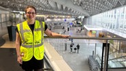 Abschiebebeobachterin Melissa Ergül-Puopolo am Frankfurter Flughafen. © HR Foto: Carolin Jendricke