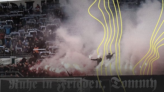 Fans des Chemnitzer FC zünden Pyrotechnik vor Beginn des Spiels ab. Fußball-Regionalliga Nordost, 24. Spieltag, Chemnitzer FC - VSG Altglienicke im Stadion an der Gellertstrasse. © picture alliance Foto: Harry Härtel