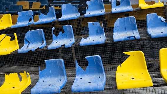 Fußballsitze aus dem von russischen Angriffen zerstörten Stadion in Charkiw sind auf dem Wittelsbacherplatz bei einer Kundgebung aufgebaut. Das Stadion in Charkiw war Austragungsort der Euro 2012. © picture alliance Foto: Sven Hoppe