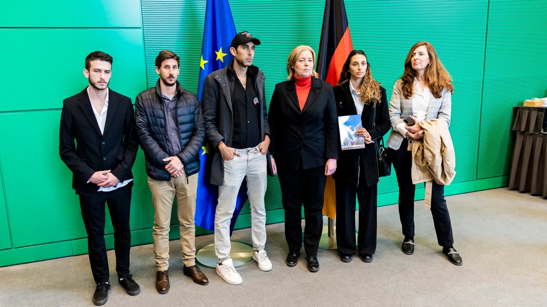 Bangen Um Die Geiseln Der Hamas: Angehörige Zu Gast Im Bundestag | NDR ...